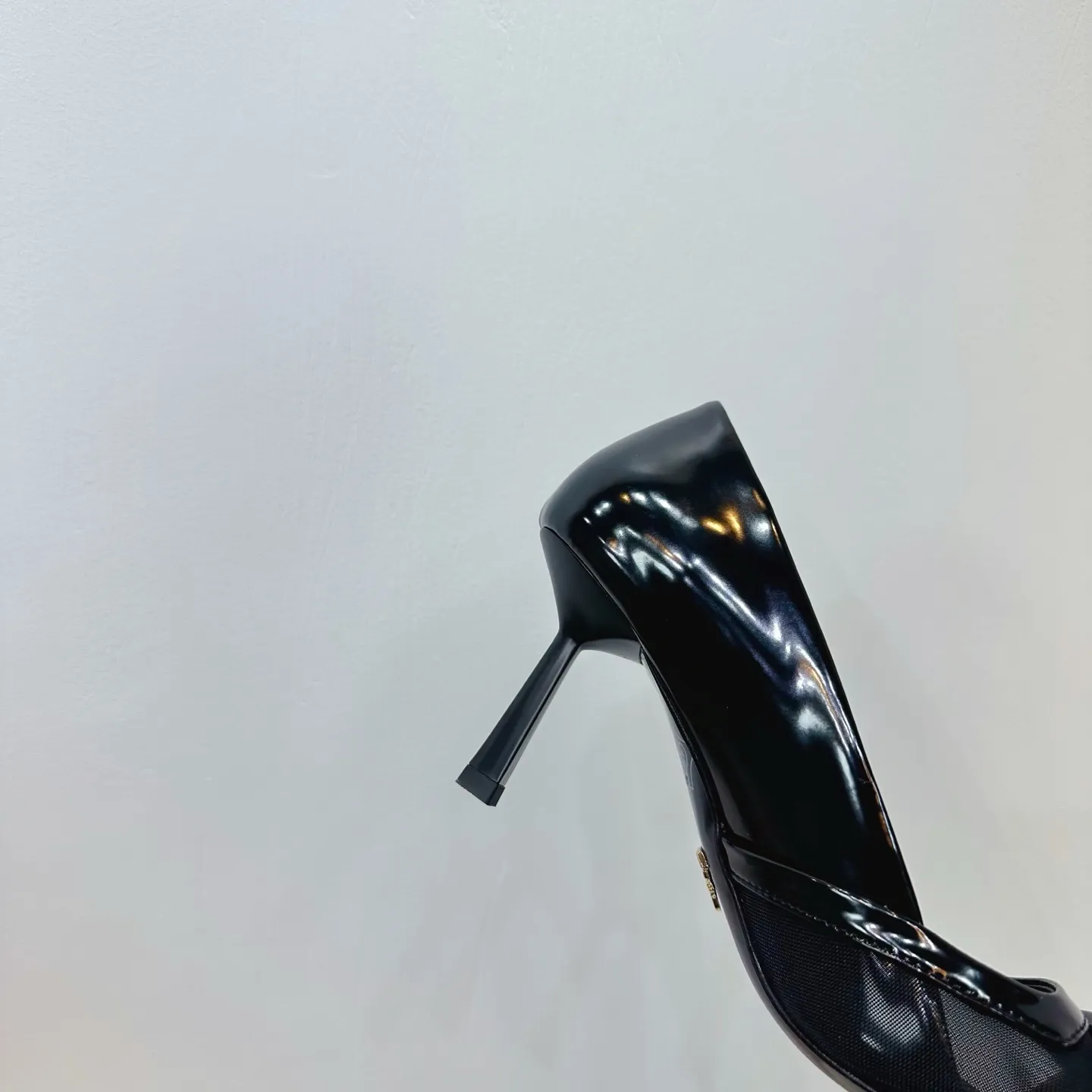 👟👟Ex-factory price 560👟👟 2025 SSS launches Prada’s latest long boots, sandals, thin heels, empty backs, thick heels series ————————🆚🆚🆚 💥PRADA's early spring T-stage catwalk show is the same style as "Dreams Never Sleep". Prada can use it on important occasions. The fresh style has a bit of nobility and is perfect on the feet. 💃💃 Wear this shoe with it. It is elegant and crystal clear, regardless of various accessories. The materials are all exclusively customized one-to-one and must be zero-distance from the original. The entire series is full of exciting and unexpected combinations of elements. The expression of different materials and textures of fabrics has a strong artistic flavor, allowing you to appreciate the ever-changing style of Prada girls. 1⃣ Upper: Made of open-edge bead➕mesh 2⃣ Lining: imported sheepskin 3⃣ Outsole: Italian original genuine leather outsole Heel height 7.5 4⃣🔺Original labeling feet, stock code number 35M-39M (40 41 42 customized, non-returnable and non-exchangeable).